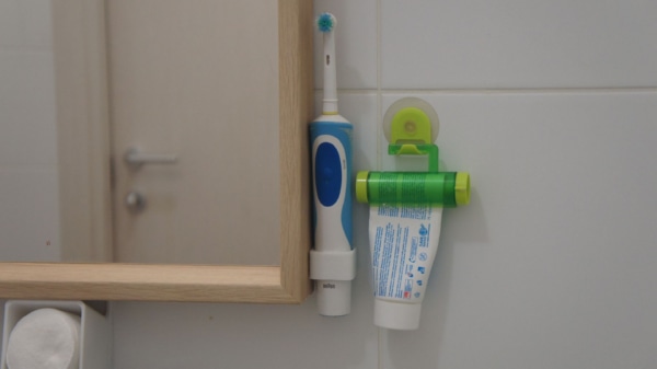 Держатель зубной щетки Oral-B Vitality на зеркало ИКЕА Нисседаль