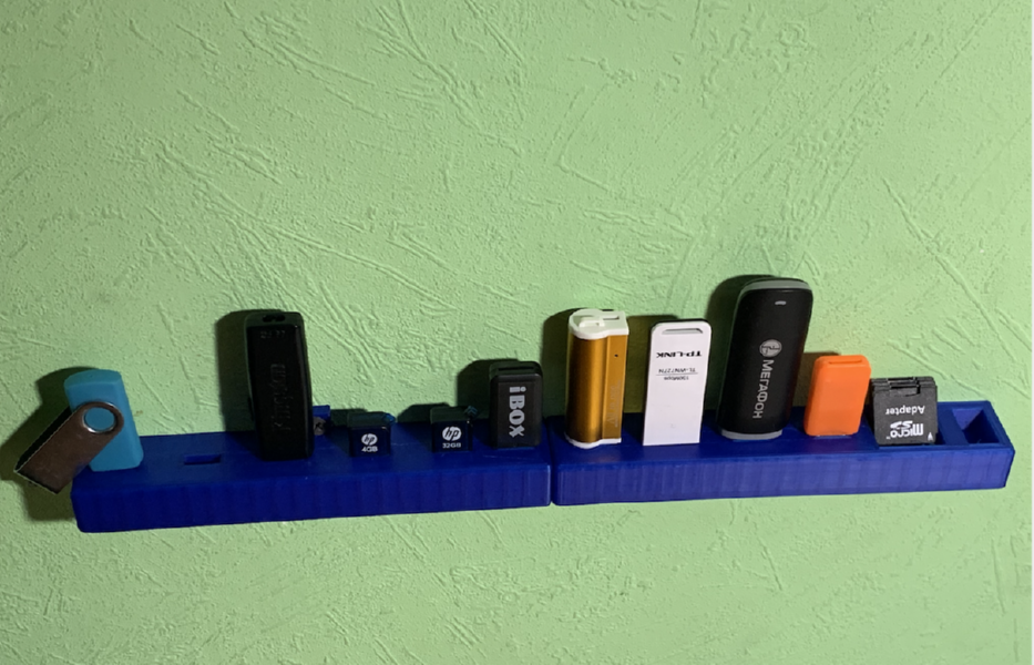 Держатель флешек (USB, SD, Micro SD) на стену