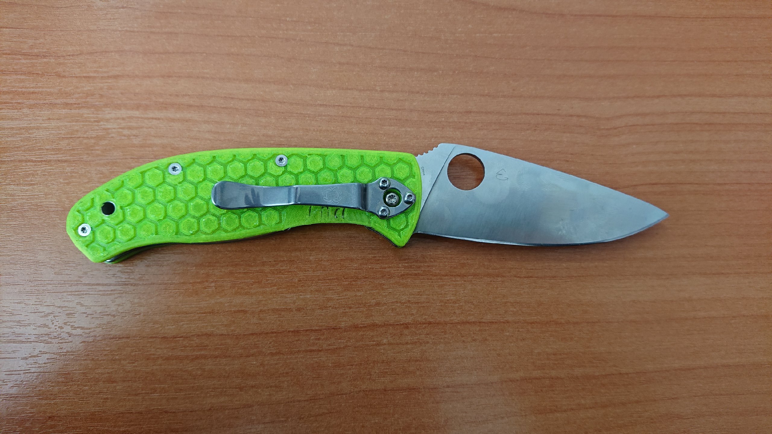 Накладки Spyderco tenacious.