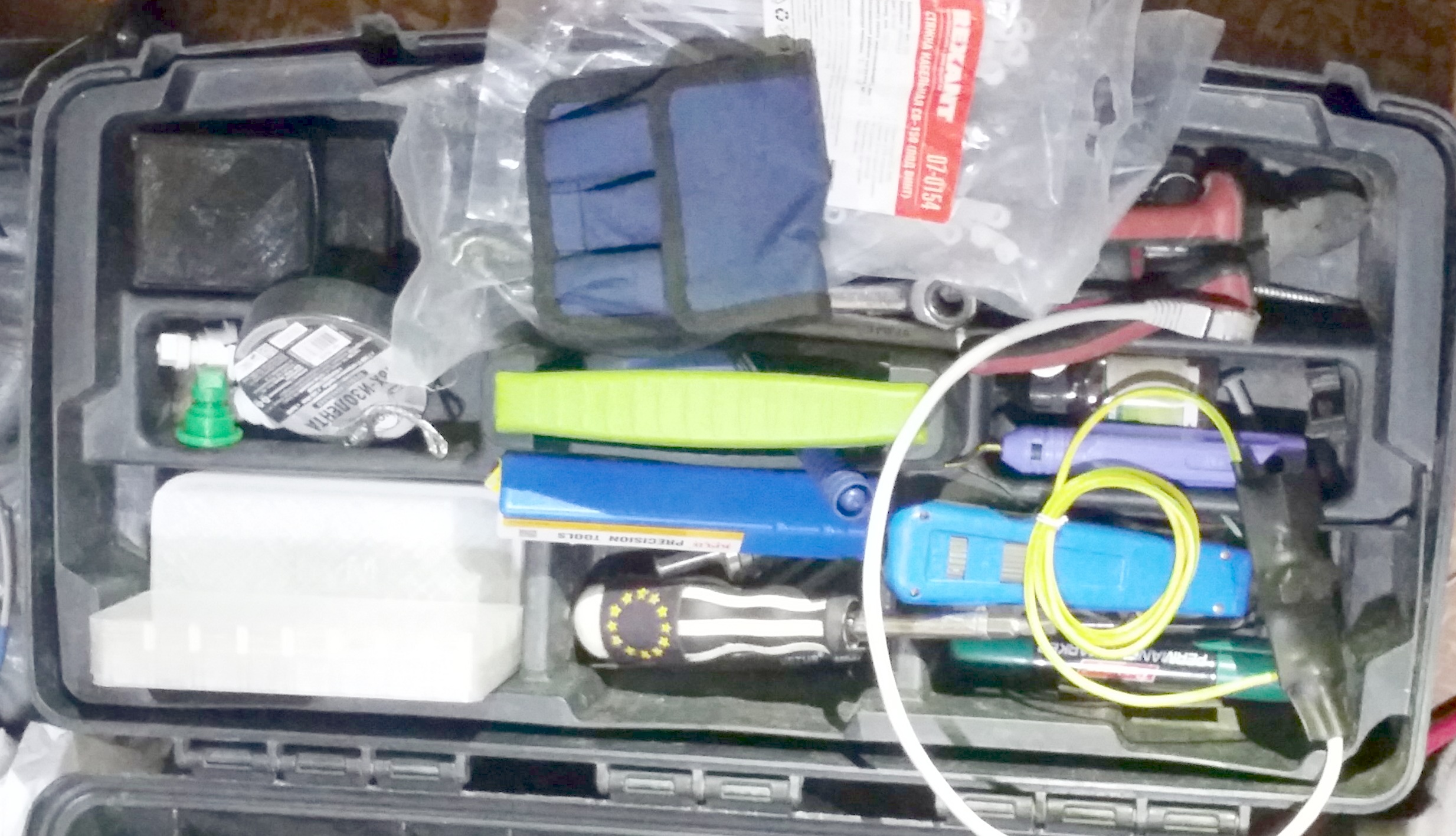 Контейнеры для: обжимки GROSS и 56шт RJ-45 в инструментальный ящик